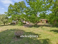 LAMBESC - en campagne, maison T6 avec terrain de 4 800 m²