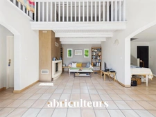 LAMBESC - Propriété de 170 m² avec dépendance et piscine – Terrain 1 000 m²