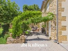 Mas provençal rénové de 249 m² avec dépendance – Grans