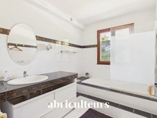 Propriété de 308 m² sur 1 hectare — 8 pièces — Lambesc (13410)