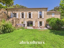 Mas provençal rénové de 249 m² avec dépendance – Grans
