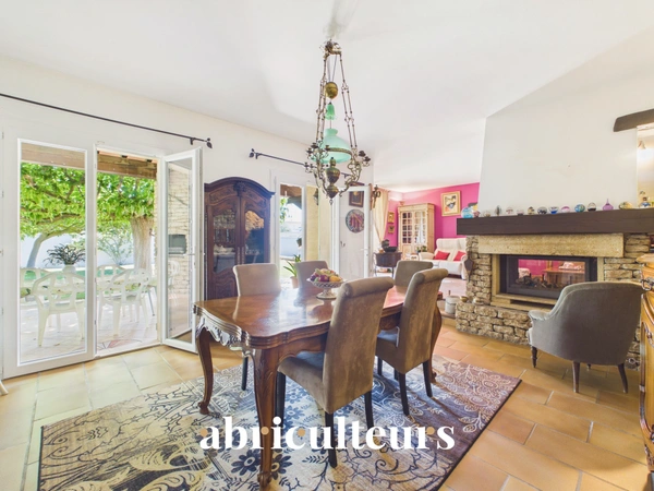 Maison familiale de 198 m² avec T2 indépendant, jardin et garage à Charleval