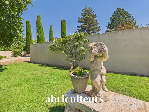 Maison familiale de 198 m² avec T2 indépendant, jardin et garage à Charleval