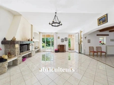 LAMBESC - en campagne, maison T6 avec terrain de 4 800 m²