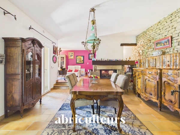 Maison familiale de 198 m² avec T2 indépendant, jardin et garage à Charleval