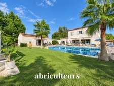 Villa familiale avec piscine et dépendances – La Barben (13330)