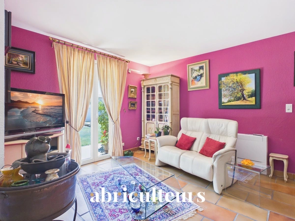Maison familiale de 198 m² avec T2 indépendant, jardin et garage à Charleval