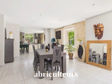 Mas provençal rénové de 249 m² avec dépendance – Grans