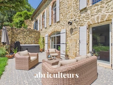 Mas provençal rénové de 249 m² avec dépendance – Grans