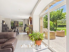 Mas provençal rénové de 249 m² avec dépendance – Grans