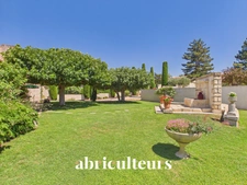 Maison familiale de 198 m² avec T2 indépendant, jardin et garage à Charleval