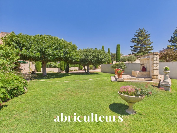 Maison familiale de 198 m² avec T2 indépendant, jardin et garage à Charleval