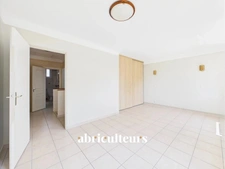 Grans, maison T5 de 94 m², avec jardin, située au cœur du village