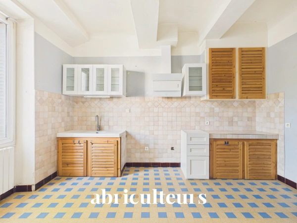 Maison de village avec jardin, garage, cave et grenier aménageable à Saint-Cannat