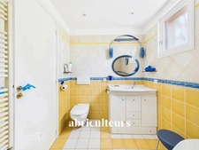 LAMBESC - en campagne, maison T6 avec terrain de 4 800 m²