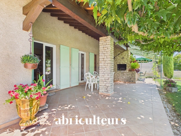Maison familiale de 198 m² avec T2 indépendant, jardin et garage à Charleval