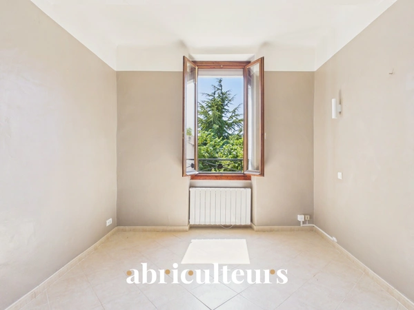 Maison de village avec jardin, garage, cave et grenier aménageable à Saint-Cannat