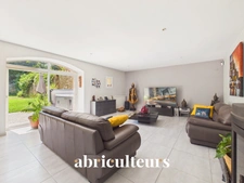 Mas provençal rénové de 249 m² avec dépendance – Grans