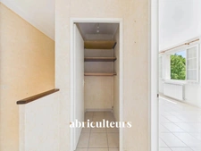 Grans, maison T5 de 94 m², avec jardin, située au cœur du village