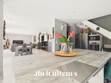 Mas provençal rénové de 249 m² avec dépendance – Grans
