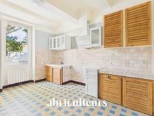 Maison de village avec jardin, garage, cave et grenier aménageable à Saint-Cannat