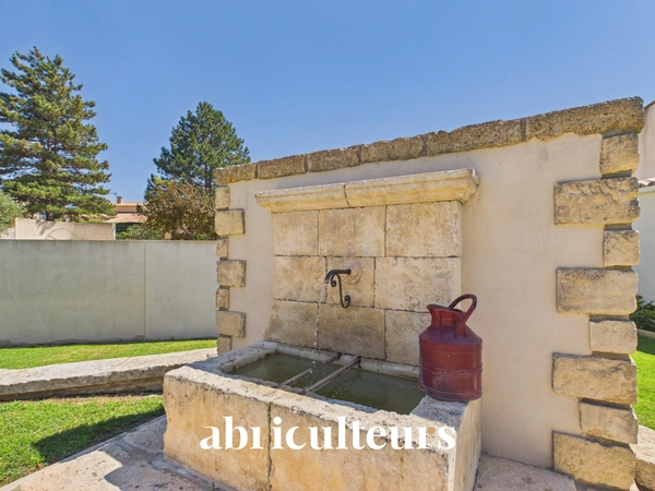 Maison familiale de 198 m² avec T2 indépendant, jardin et garage à Charleval