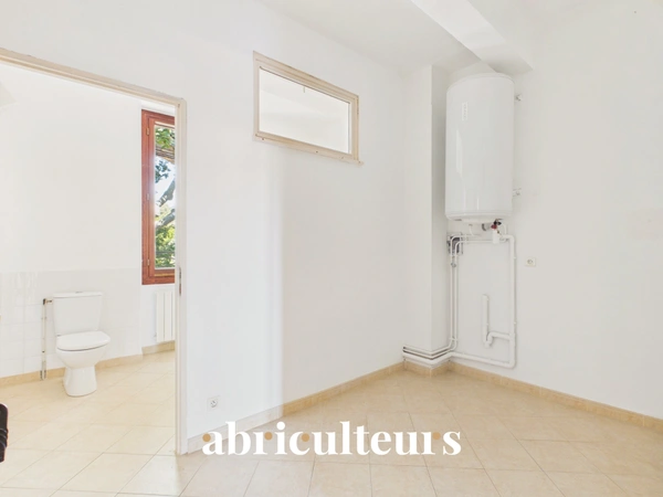 Maison de village avec jardin, garage, cave et grenier aménageable à Saint-Cannat
