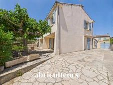 Grans, maison T5 de 94 m², avec jardin, située au cœur du village