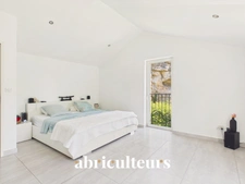 Mas provençal rénové de 249 m² avec dépendance – Grans