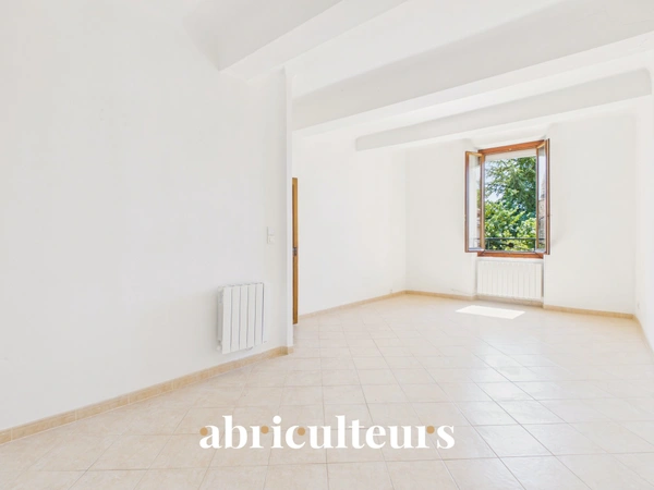 Maison de village avec jardin, garage, cave et grenier aménageable à Saint-Cannat