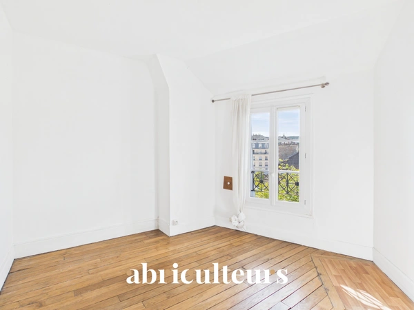 2/3 pièces 37 m² à Nation<span></span>Dernier étage vue toits<span></span>Refait à neuf<span></span>Paris 12