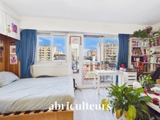 Grand studio – 41m² avec balcon, dernier étage & parking – Avenue de Saint-Mandé, Paris 12e
