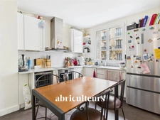 Beau T4 en parfait état avec balcon – Quartier calme, proche métros