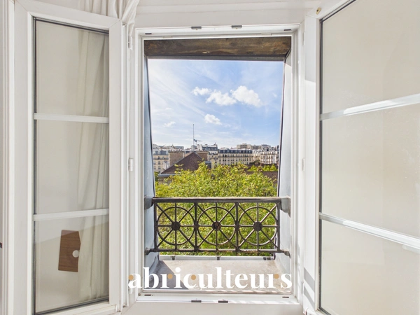 2/3 pièces 37 m² à Nation<span></span>Dernier étage vue toits<span></span>Refait à neuf<span></span>Paris 12