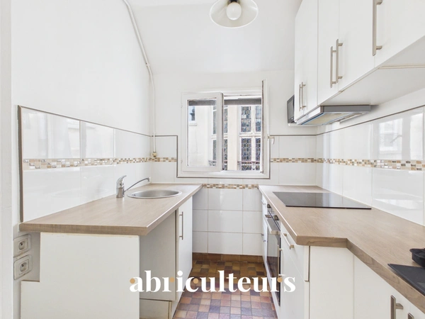 2/3 pièces 37 m² à Nation<span></span>Dernier étage vue toits<span></span>Refait à neuf<span></span>Paris 12