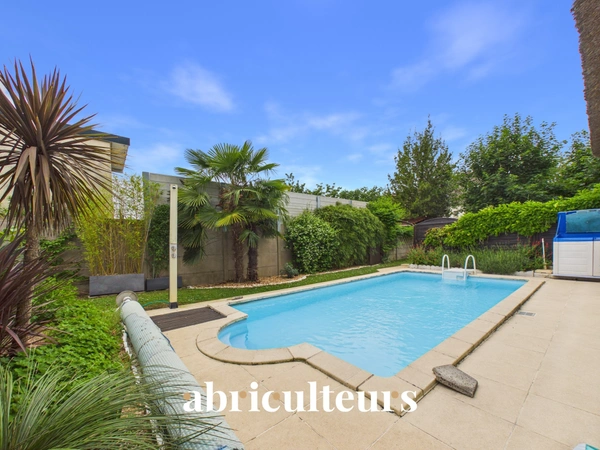 Magnifique Propriété Familiale de charme de 310 m² avec piscine et magnifique jardin arboré en vente à Yerres (91)