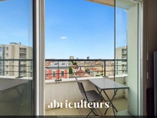 Appartement avec balcon dans immeuble récent à Bois-Colombes