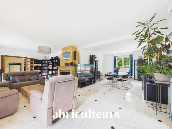 Magnifique Propriété Familiale de charme de 310 m² avec piscine et magnifique jardin arboré en vente à Yerres (91)