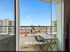 Appartement avec balcon dans immeuble récent à Bois-Colombes