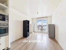 Appartement avec balcon dans immeuble récent à Bois-Colombes