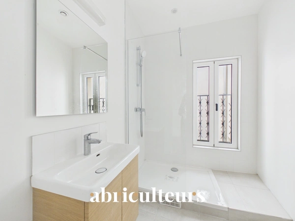 Beau duplex "esprit maison" rénové et confortable au cœur du 18ᵉ arrondissement