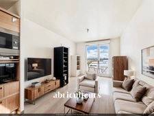 Appartement avec balcon dans immeuble récent à Bois-Colombes