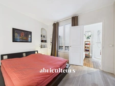 Rue des Batignolles : 3 Pièces au Dernier Étage avec Ascenseur