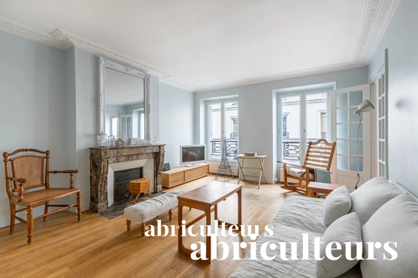 Appartement avec moulures, parquet et cheminées d'époque vendu à PARIS 11ème (75011)