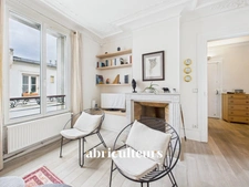 Rue des Batignolles : 3 Pièces au Dernier Étage avec Ascenseur