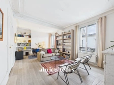 Rue des Batignolles : 3 Pièces au Dernier Étage avec Ascenseur