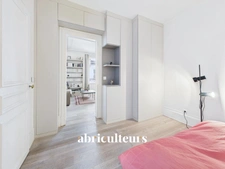 Rue des Batignolles : 3 Pièces au Dernier Étage avec Ascenseur