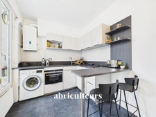 Rue des Batignolles : 3 Pièces au Dernier Étage avec Ascenseur