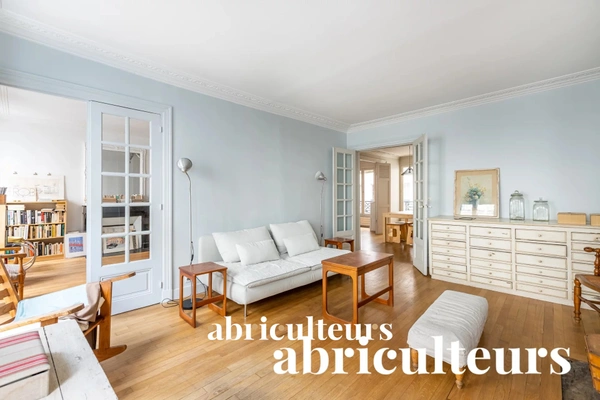Appartement avec moulures, parquet et cheminées d'époque vendu à PARIS 11ème (75011)