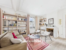 Rue des Batignolles : 3 Pièces au Dernier Étage avec Ascenseur